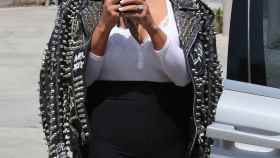 Kim Kardashian luciendo móvil y anillo