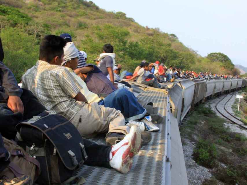 Migrantes subidos a La bestia, el tren que atraviesa la frontera entre México y EEUU.