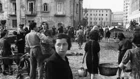 Nápoles, en octubre de 1943, cuando con la liberación de la ciudad se reabastecerse de agua potable. La novela de Ferrante comienza en 1944.