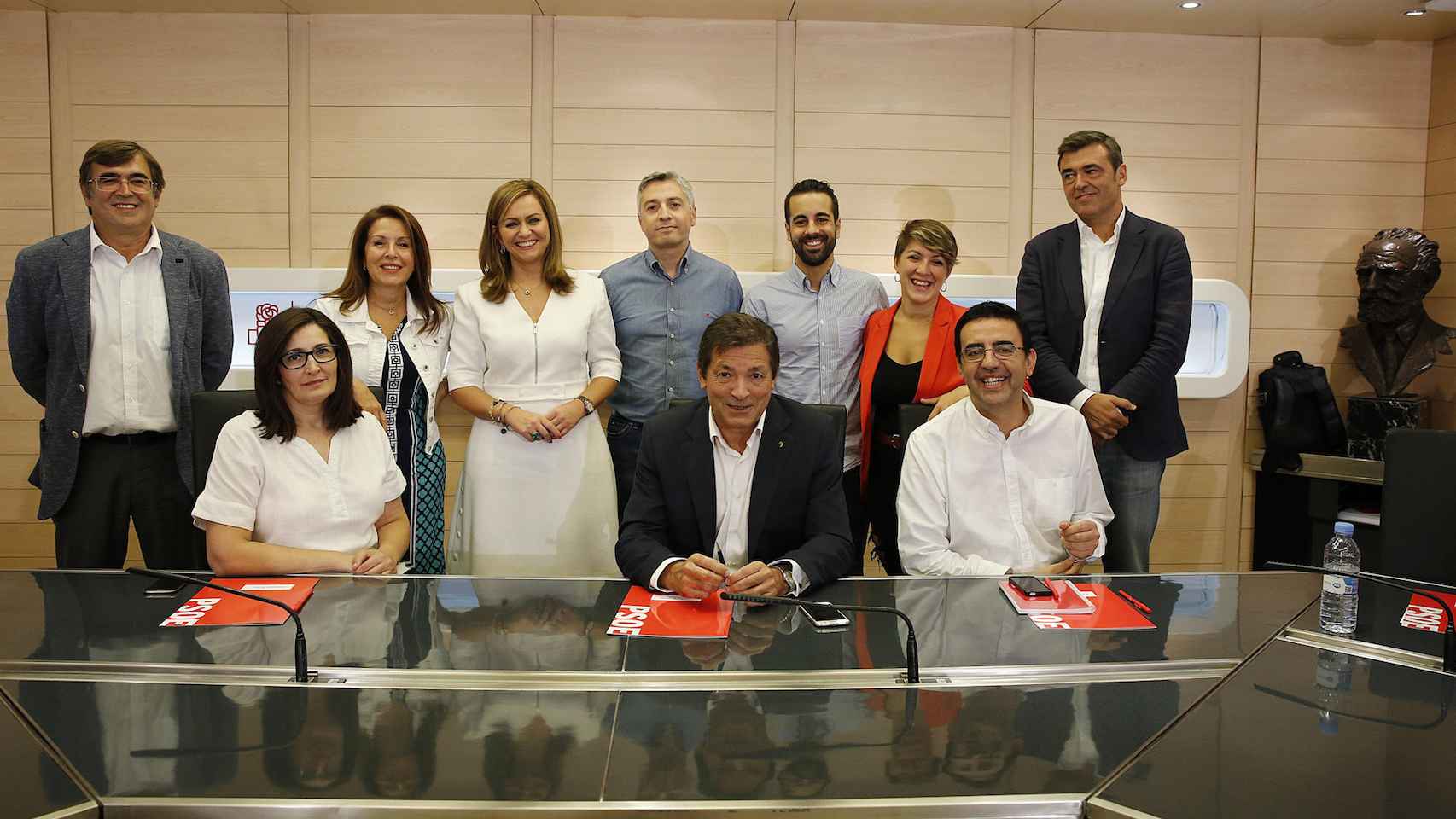Los miembros de la Comisión Gestora del PSOE, este lunes en su primera reunión.