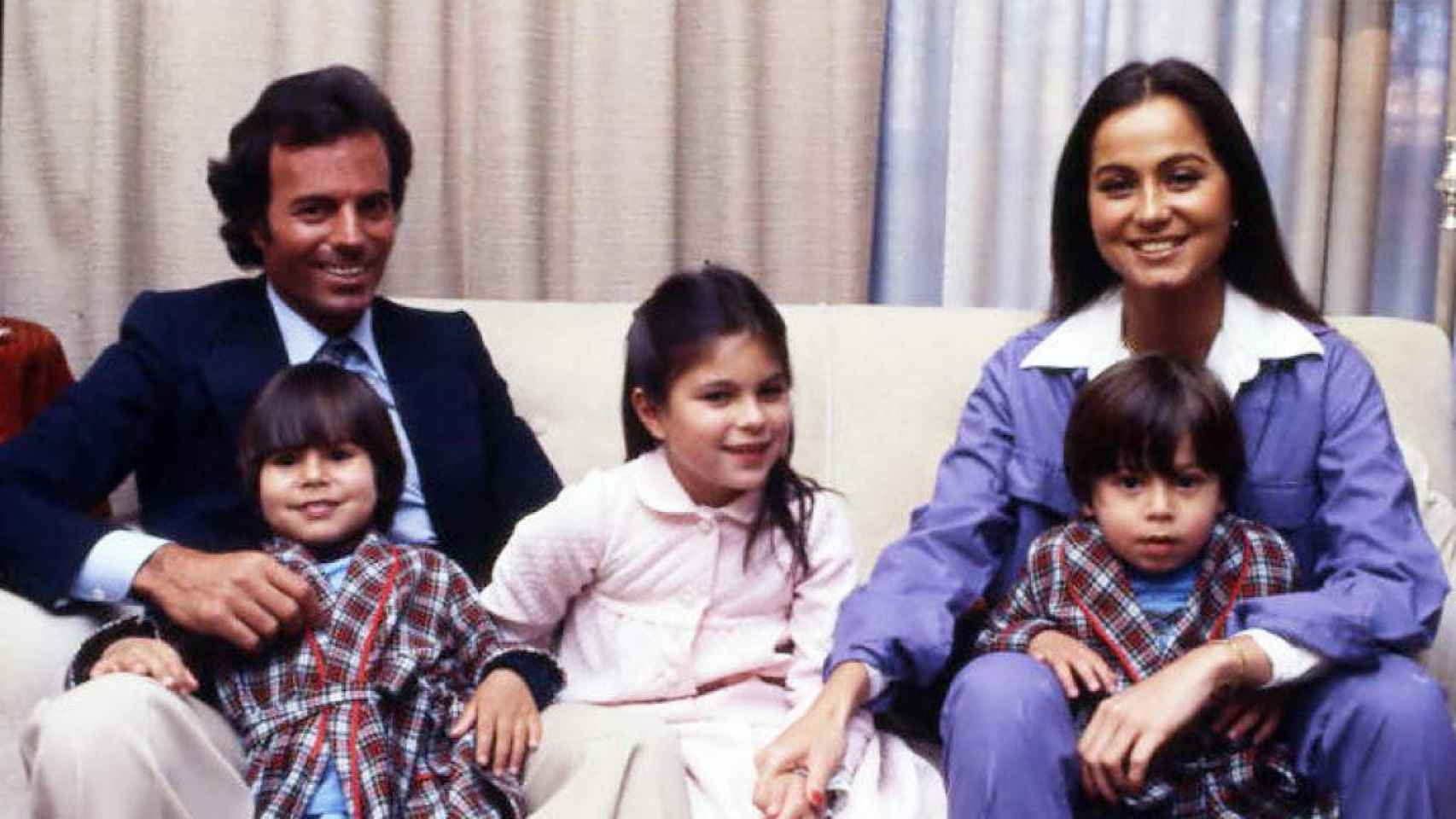 Julio e Isabel con sus tres hijos