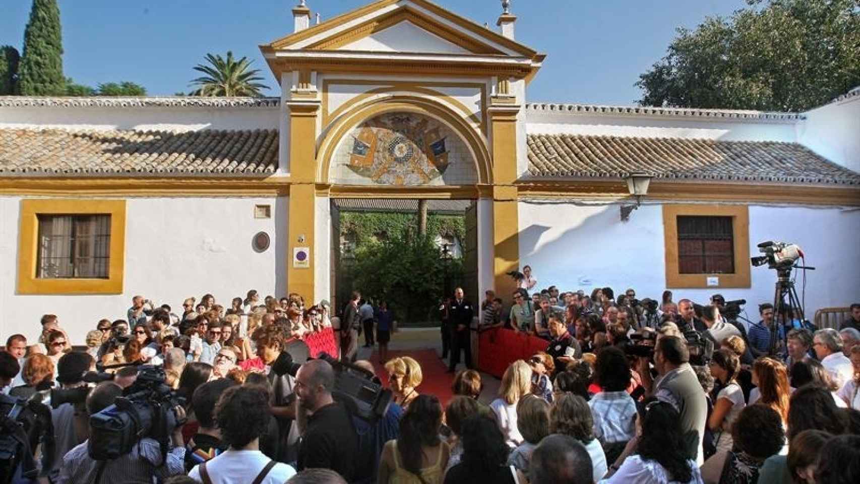 La gente agolpada a las puertas del Palacio de Las Dueñas el día de la boda de la duquesa y Alfonso