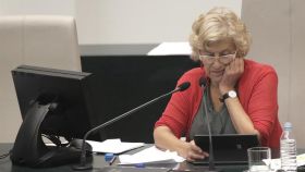 La alcaldesa de Madrid, Manuela Carmena, durante un pleno.