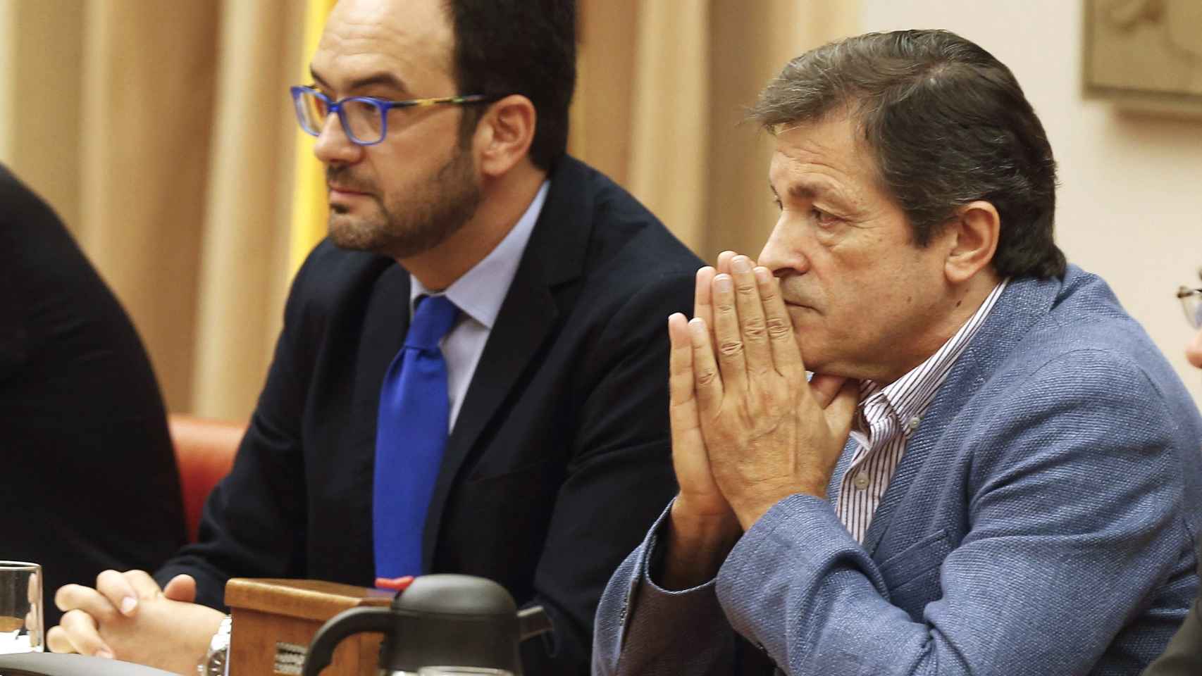 El presidente de la gestora del PSOE, Javier Fernández, y Antonio Hernando.