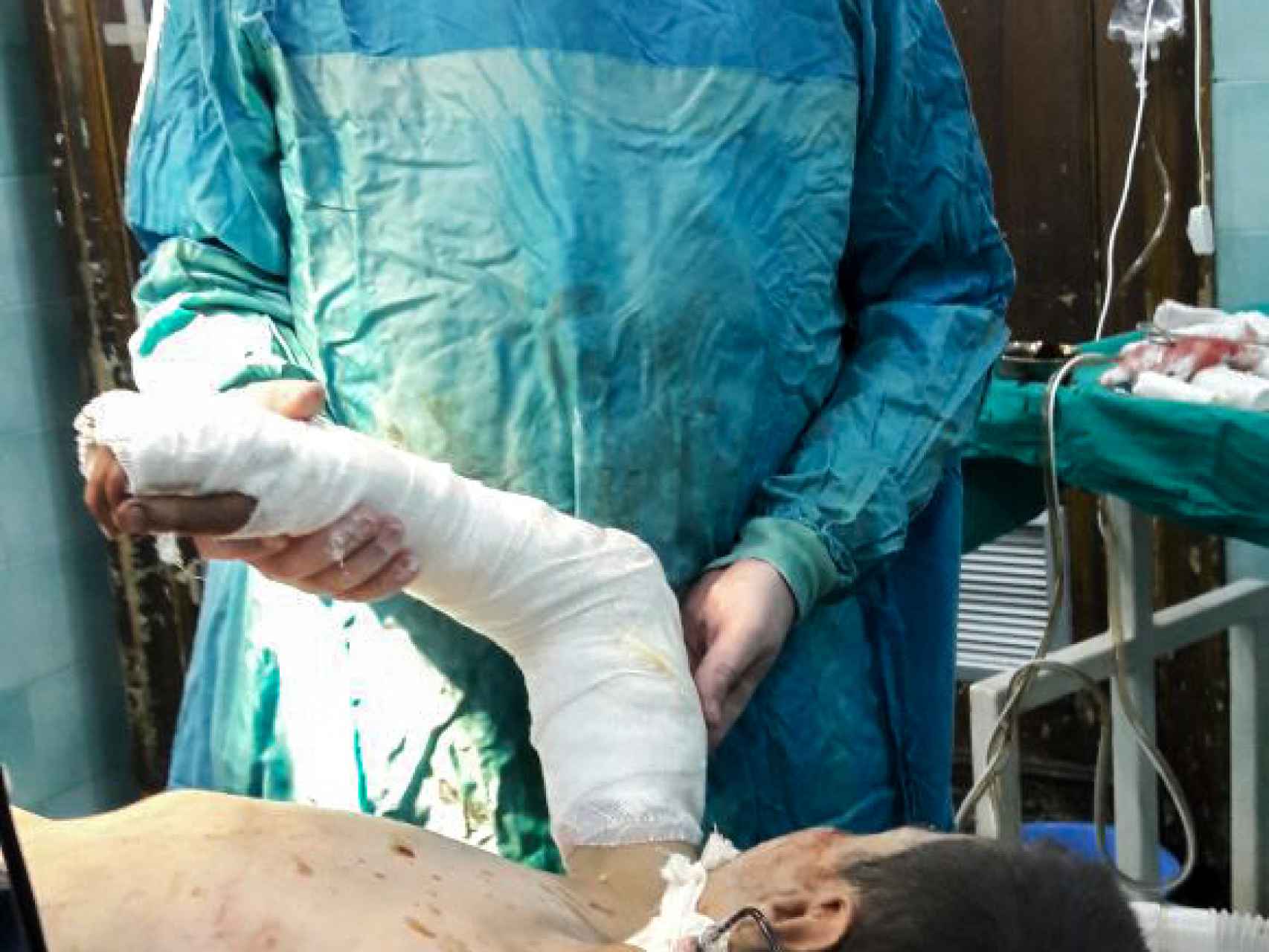 El cirujano Abu Khalid, en un hospital apoyado por MSF en el este de Alepo (Siria).