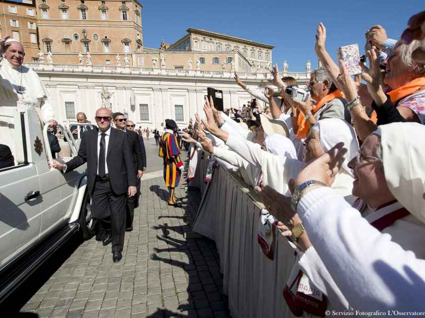 El Papa Francisco saluda un grupo de monjas durante la audiencia semanal a los fieles.