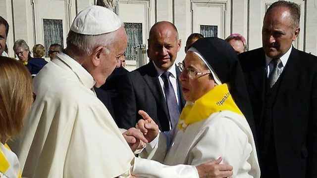 El Papa Francisco y Sor Lucía Caram charlan animadamente.