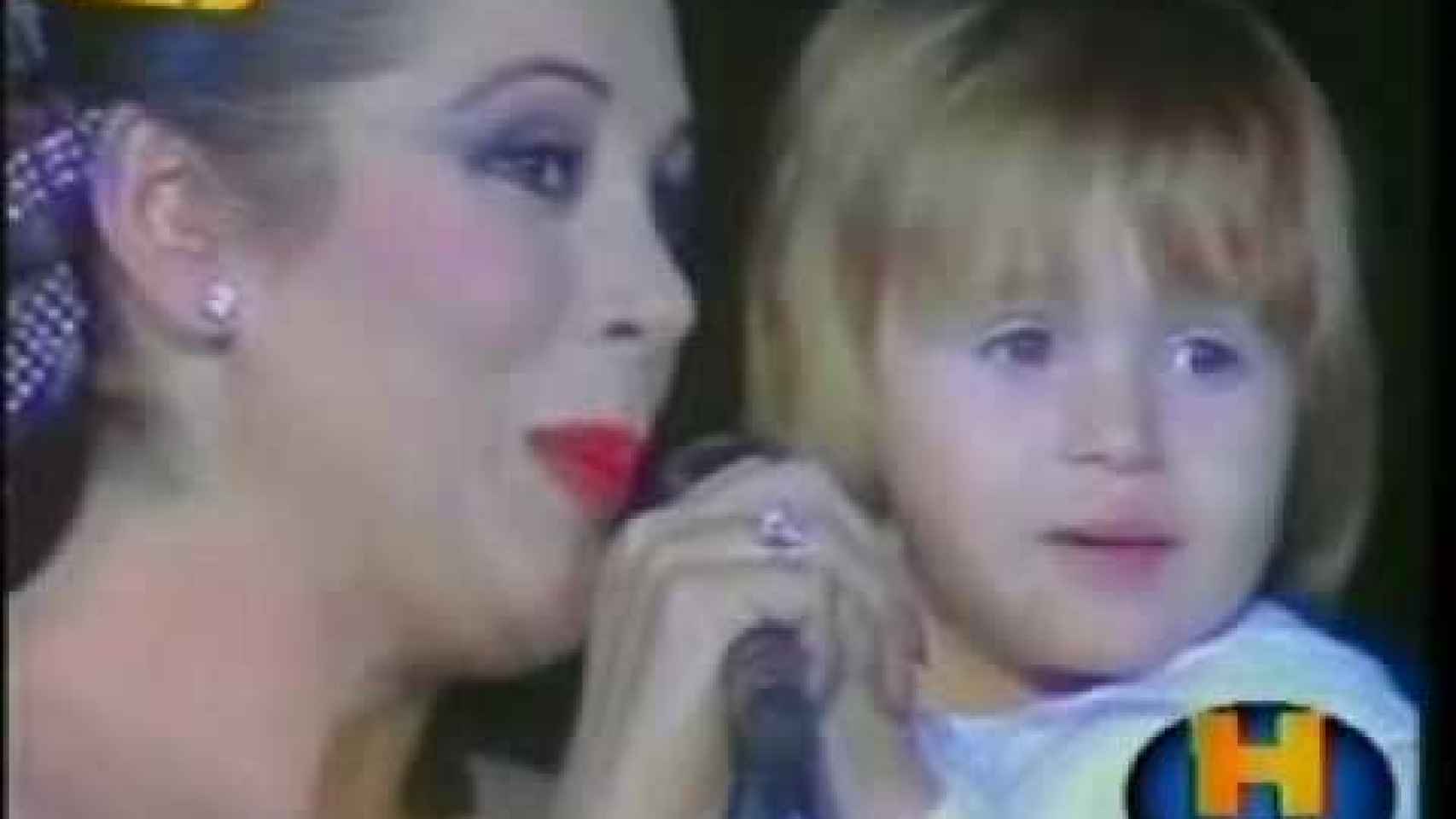 Isabel Pantoja con su hijo Kiko cantando 'Mi pequeño del alma'