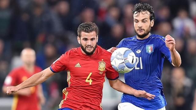 Nacho y Parolo disputan un balón.