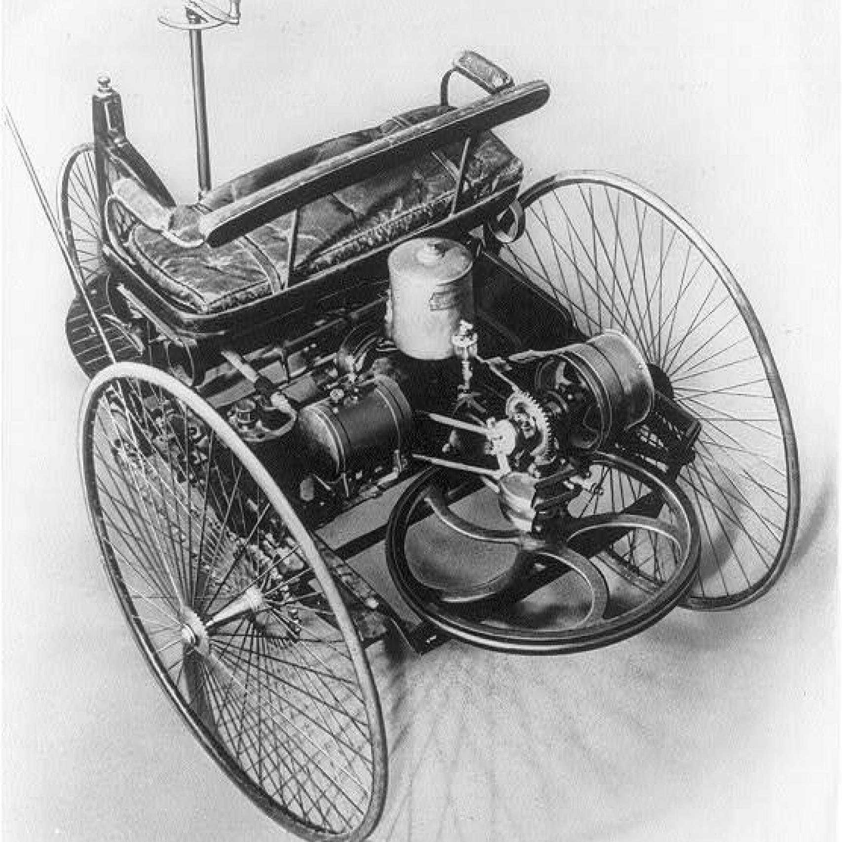 El vehículo de tres ruedas de Benz de 1885, que intentaba crear un automóvil de cero, no basado en el coche de caballos.