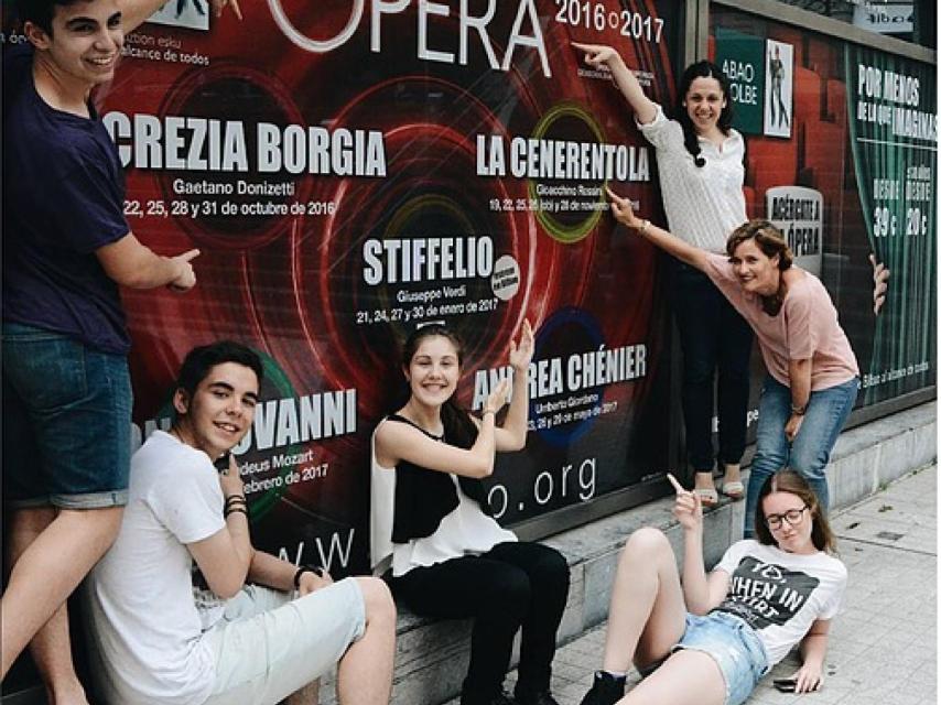 Miembros de la iniciativa Gazteam, de la Asociación Bilbaína de Amigos de la Ópera, ABAO.