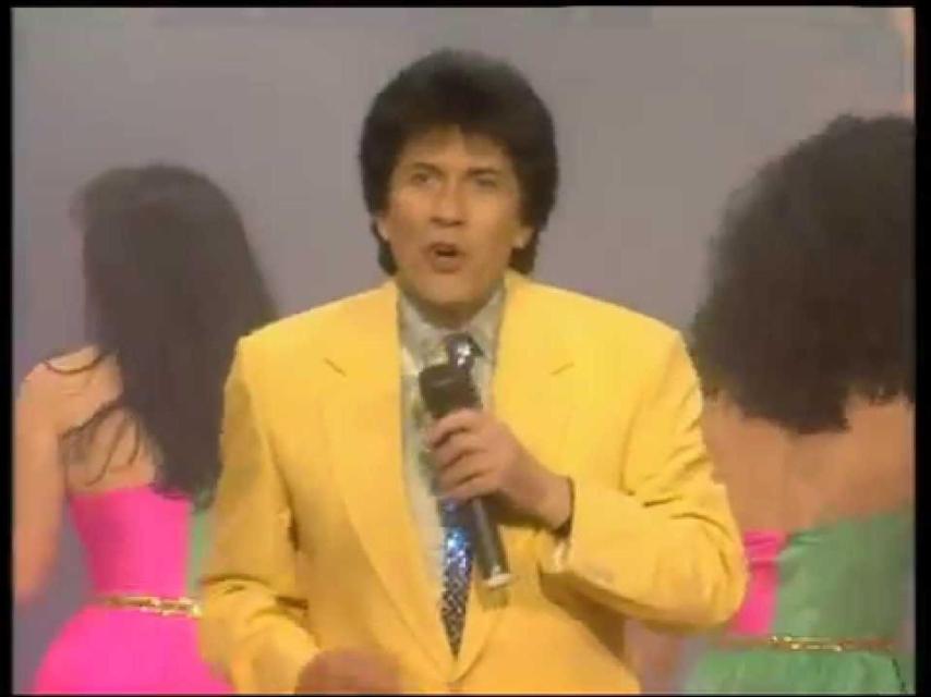 Georgie Dann interpretando Manolo tiene una cosa.