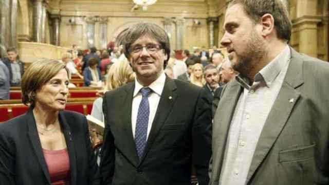 Carme Forcadell, Carles Puigdemont y Oriol Junqueras, en el Pleno del Parlamento catalán.