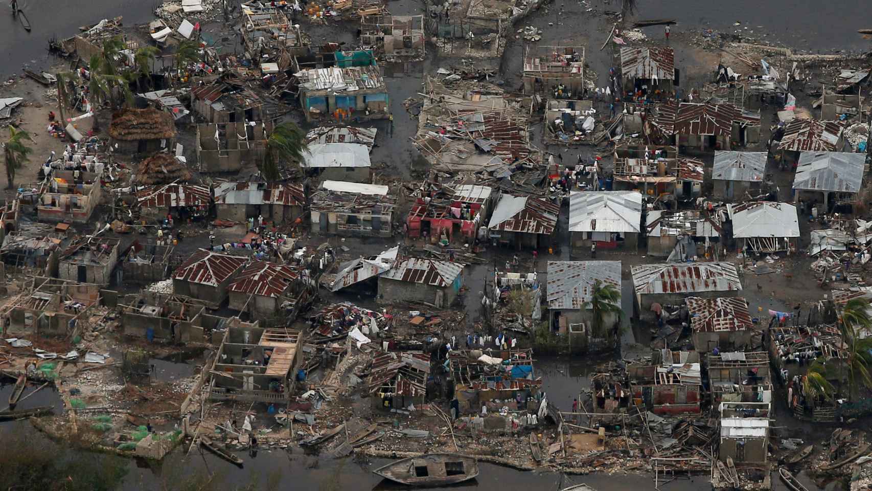 Vista aérea de casas destrozadas en Haití por el huracán de 2016.