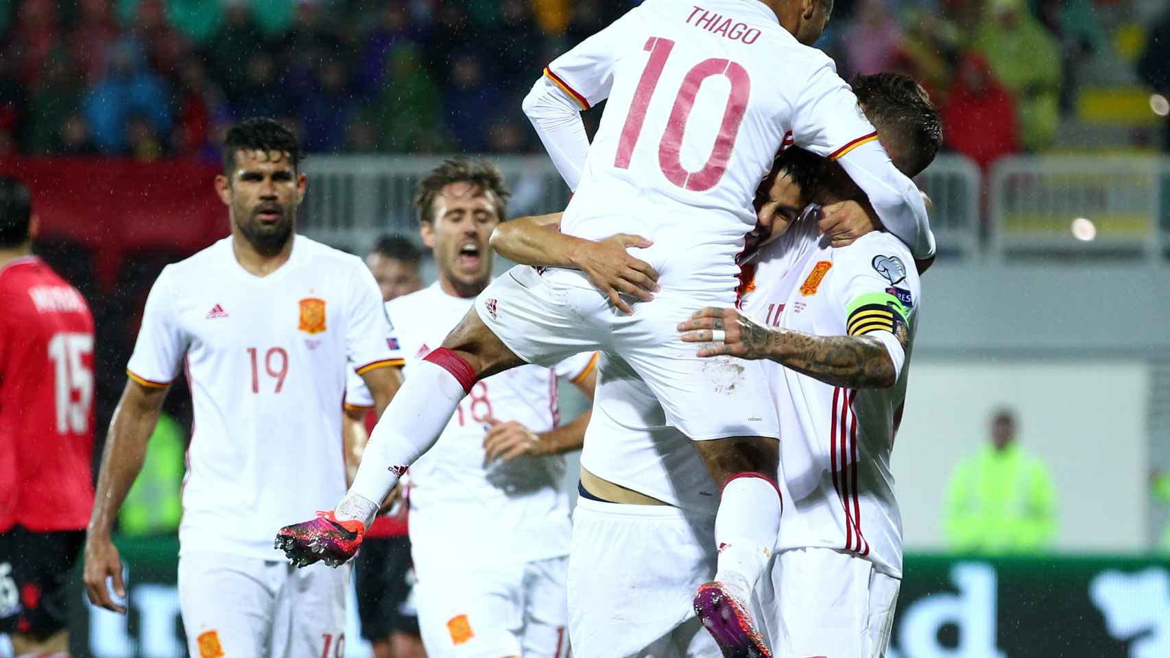 España celebra un gol ante Albania.