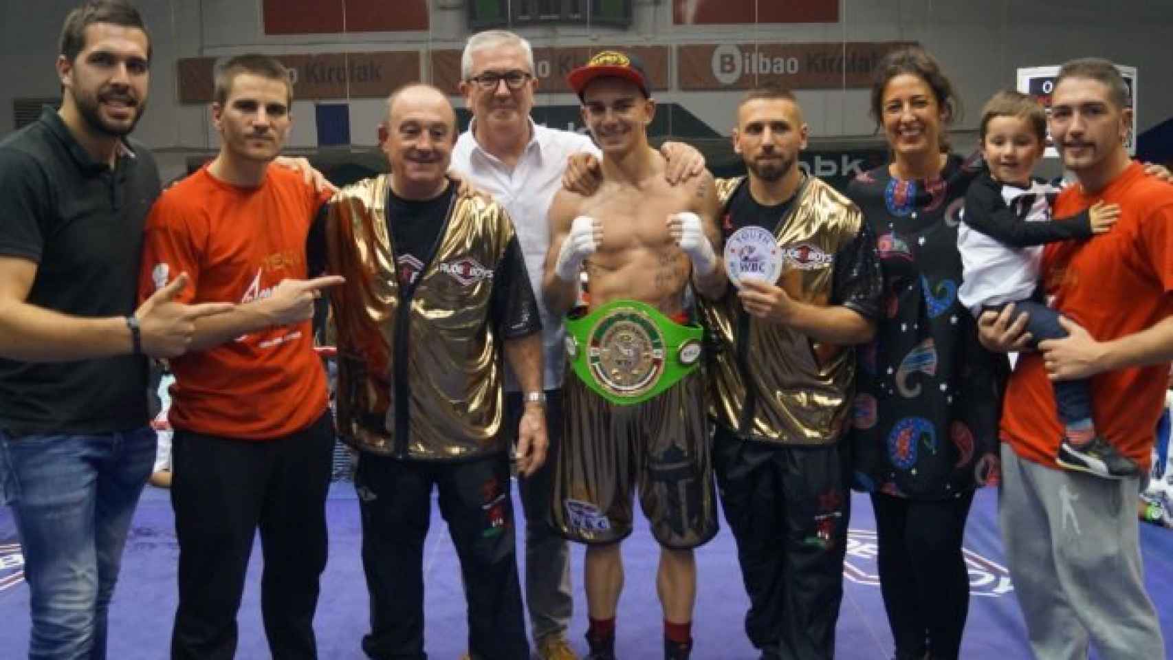 Jon Fernández celebra su título de campeón del mundo con los suyos.