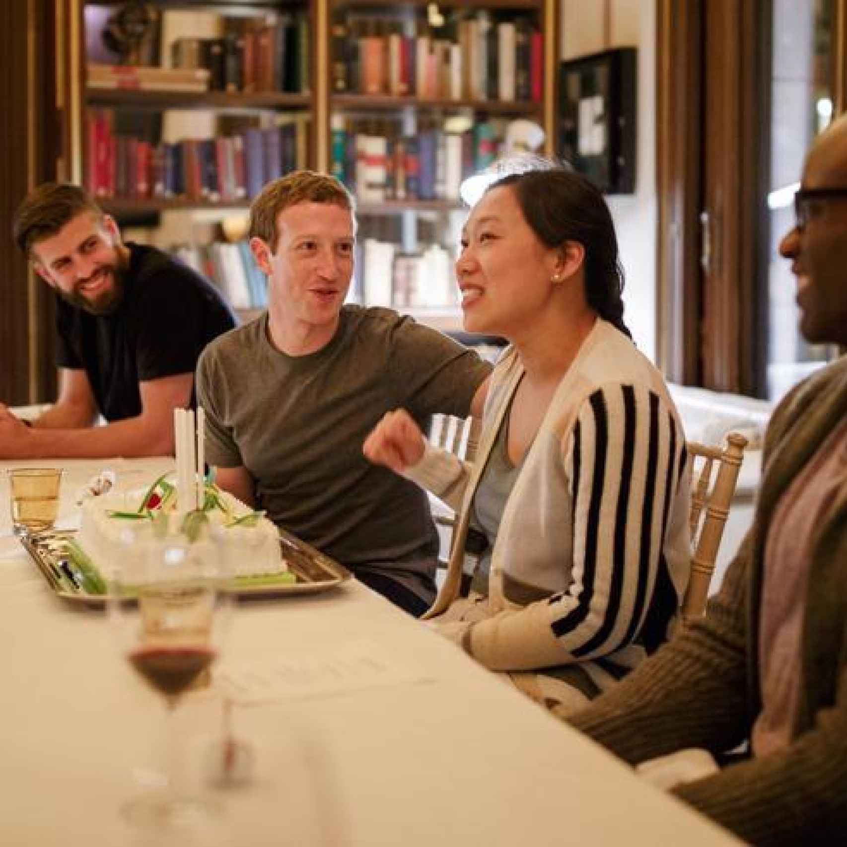 Gerard Piqué con Mark Zuckerberg y su mujer, Priscilla Chan, en Barcelona.