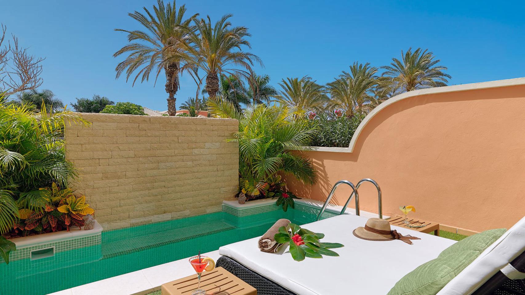 habitacion con piscina privada