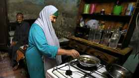Saida Fatih Hassanein cocina en su casa de El Cairo.