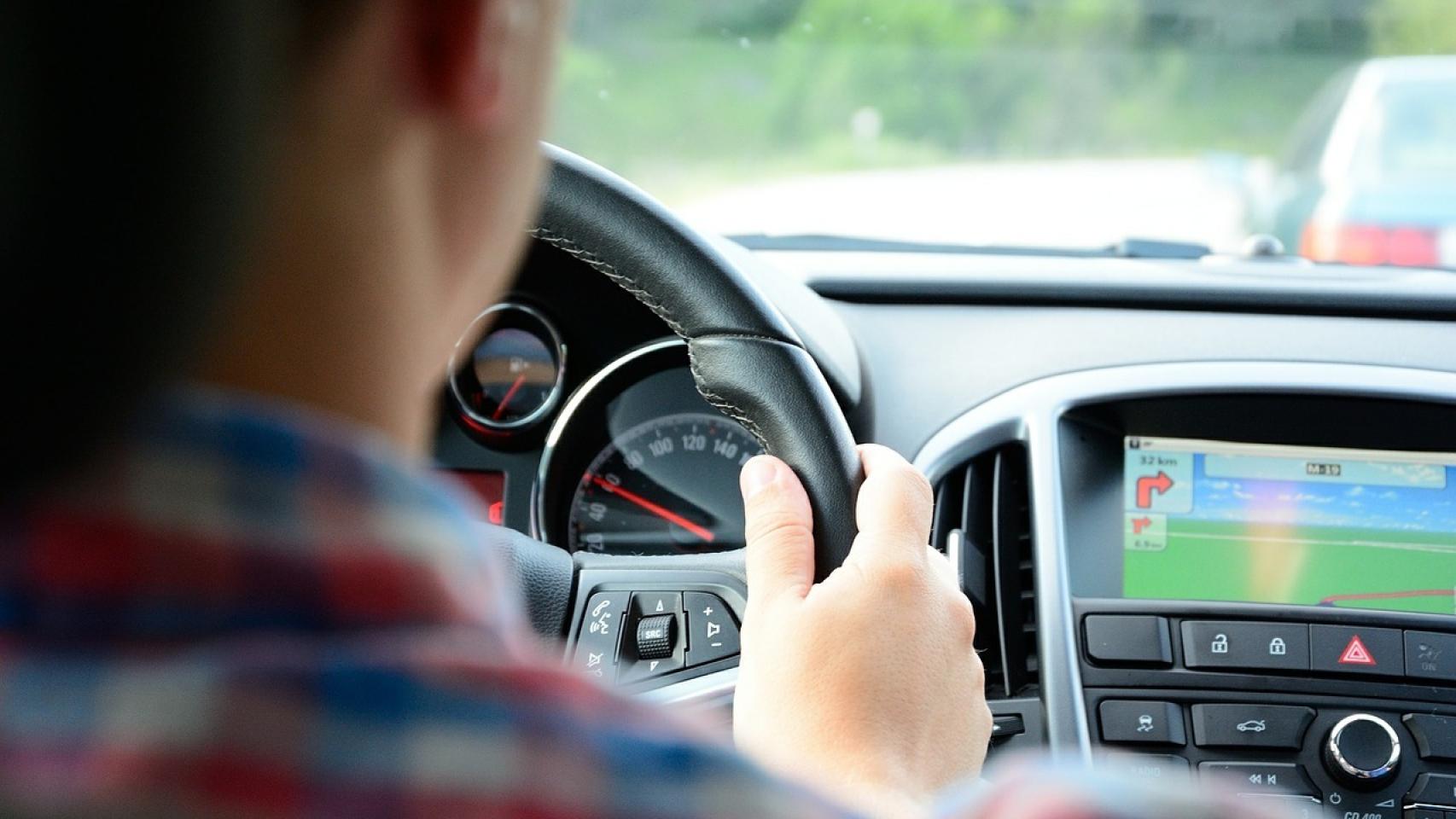 Son muchos los que dejan de lado el sistema de navegación del coche y recurren a Google Maps en su teléfono móvil