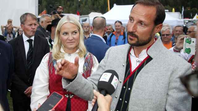 Haakon de Noruega comparece ante los medios de comunicación.