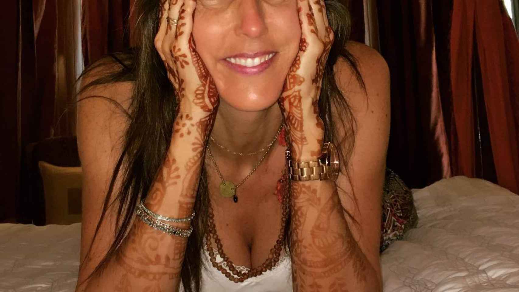 Paz Padilla con tatuajes en indios en sus manos