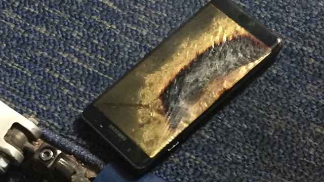 Imagen del móvil incendiado en un avión la pasada semana.