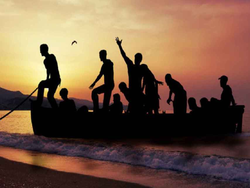 Una barca de inmigrantes llega a Lampedusa en el documental Fuego en el mar.