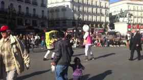 Bob Esponja y Hello Kitty pelea en la Puerta del Sol (Madrid) ORIGINAL