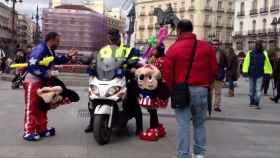 Pelea de Mickeys en Puerta del Sol...