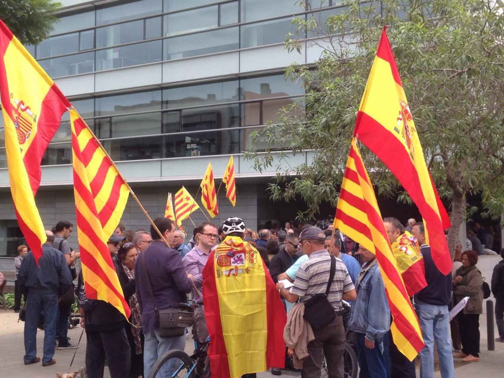 Momentos de tensión vivida a las puertas del Ayuntamiento de Badalona