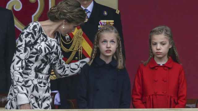 Letizia les explica a sus hijas los pormenores del desfile militar.
