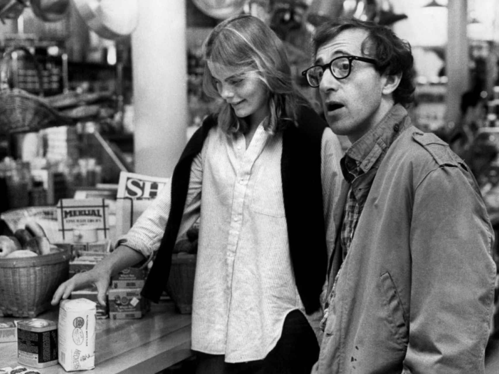 Fotograma de Manhattan, con Woody Allen y Mariel Heminway en plena charla paternalista.