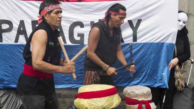 Manifestantes tocan tambores en el desfile contra la Hispanidad