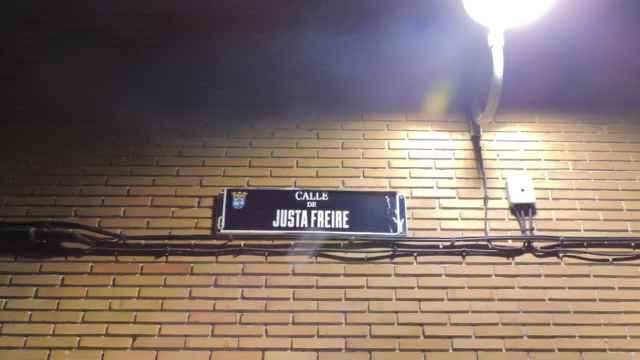 La placa de Justa Freire sobre la placa de Millán Astray.