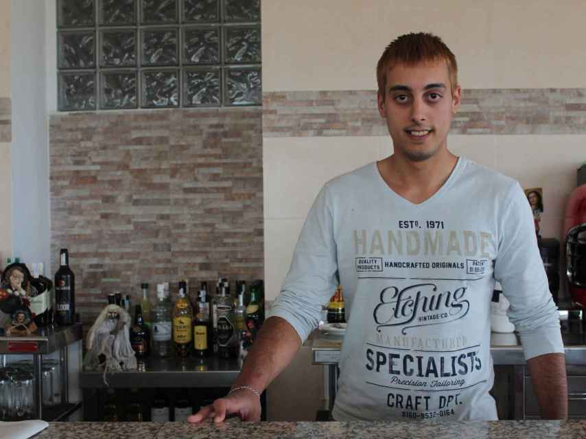 José Luis es de Vigo pero vive en Borja desde los 8 años. Regenta el bar de Trasmoz junto a Lucía.