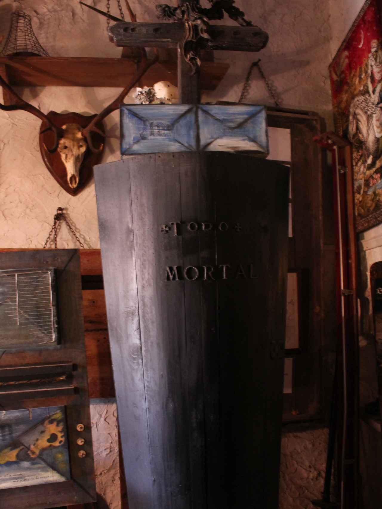 Uno de los ataúdes que Luigi tiene en casa, con la inscripción Todo mortal.