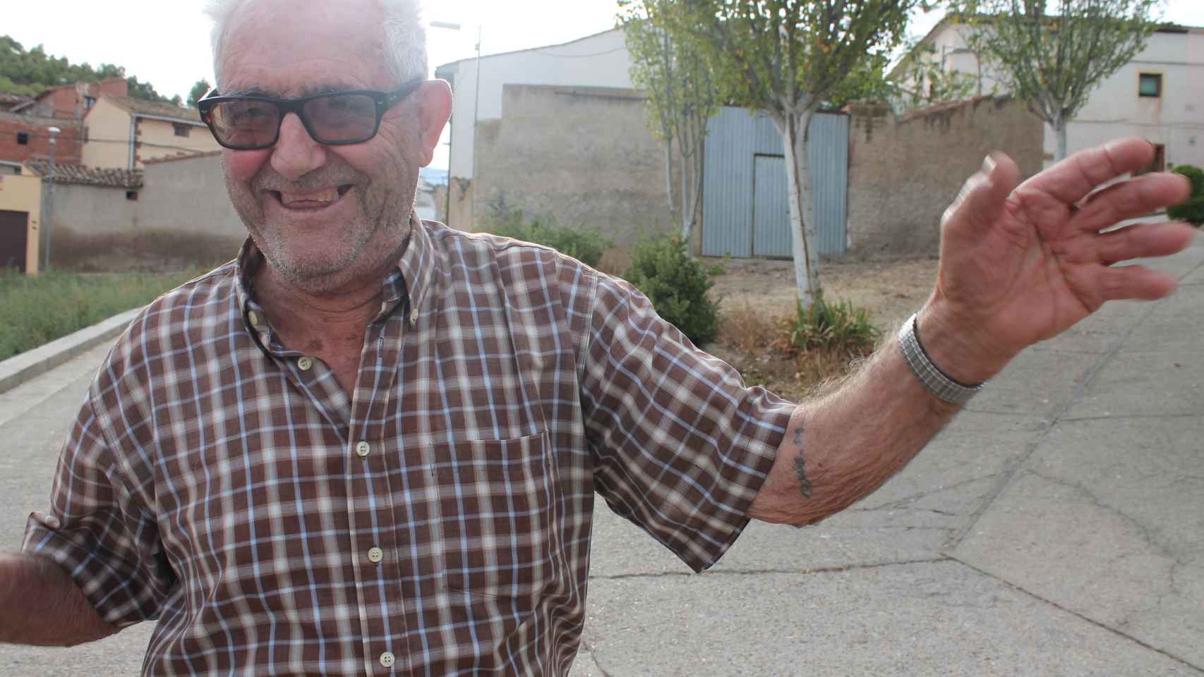 Jesús tiene 83 años y ha nacido y vivido en Trasmoz. En su brazo izquierdo luce un tatuaje con su nombre.
