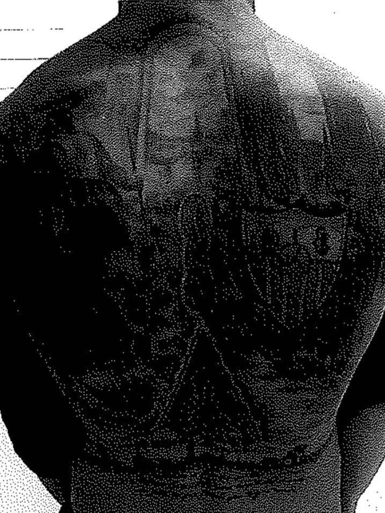 Escudo del Sevilla CF que el militar preso lleva tatuado en la espalda.