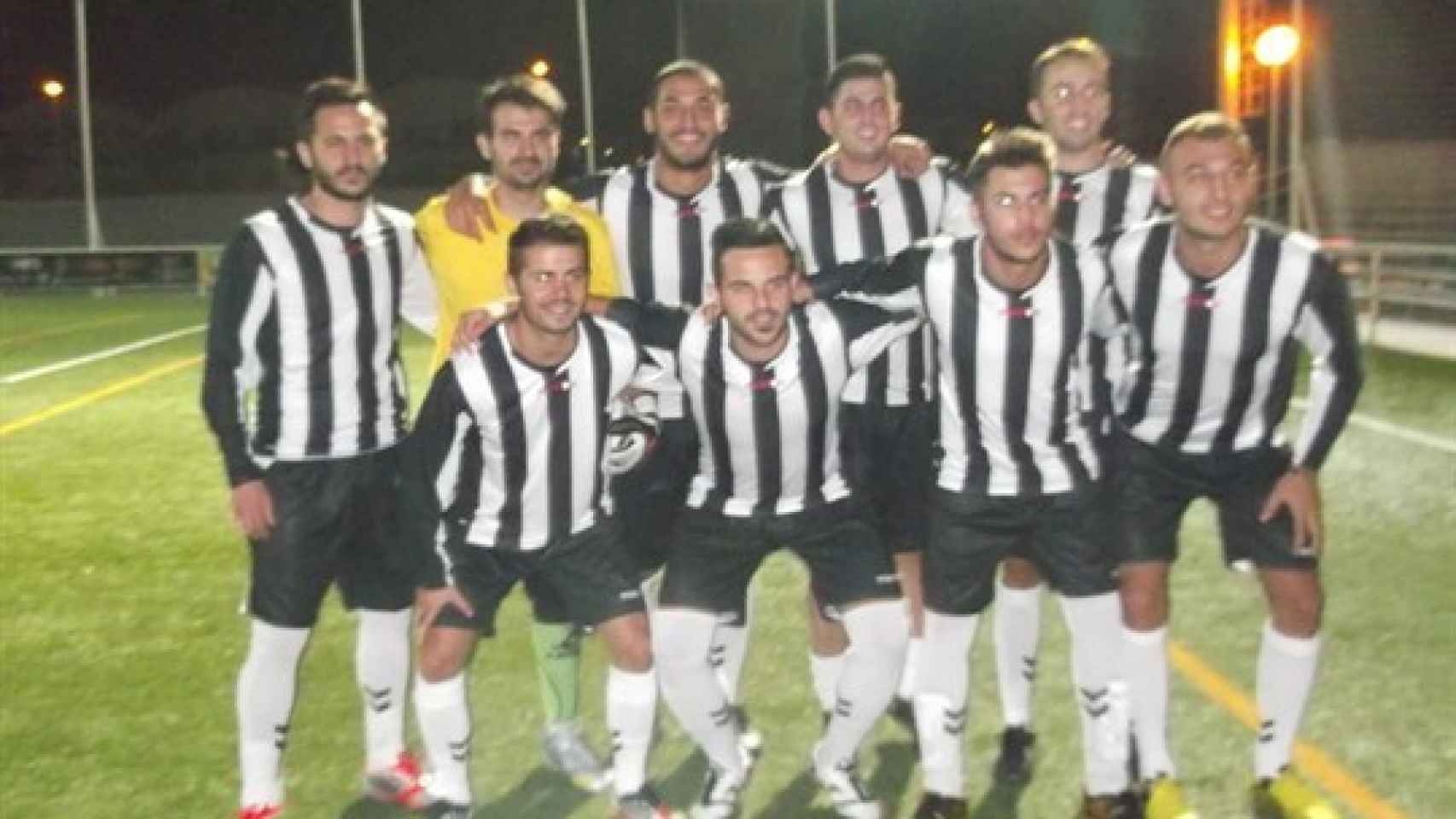 En la fila de arriba, tercero por la izquierda, Alfonso Cabezuelo, junto a los compañeros de su equipo de fútbol-7.