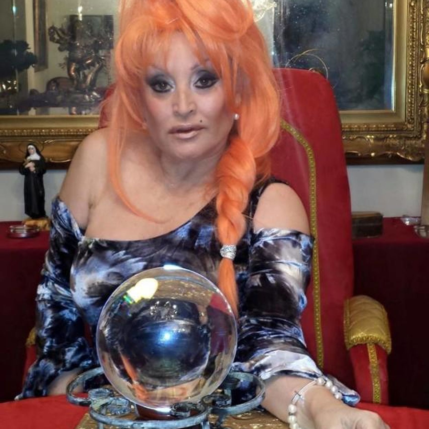 Aramís Fuster con la bola que predice el futuro