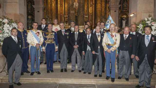 Foto de miembros del Cuerpo. En el centro, el fallecido duque de Westminster, duque de Sevilla.