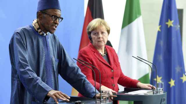 La canciller alemana mira al presidente nigeriano durante su rueda de prensa.