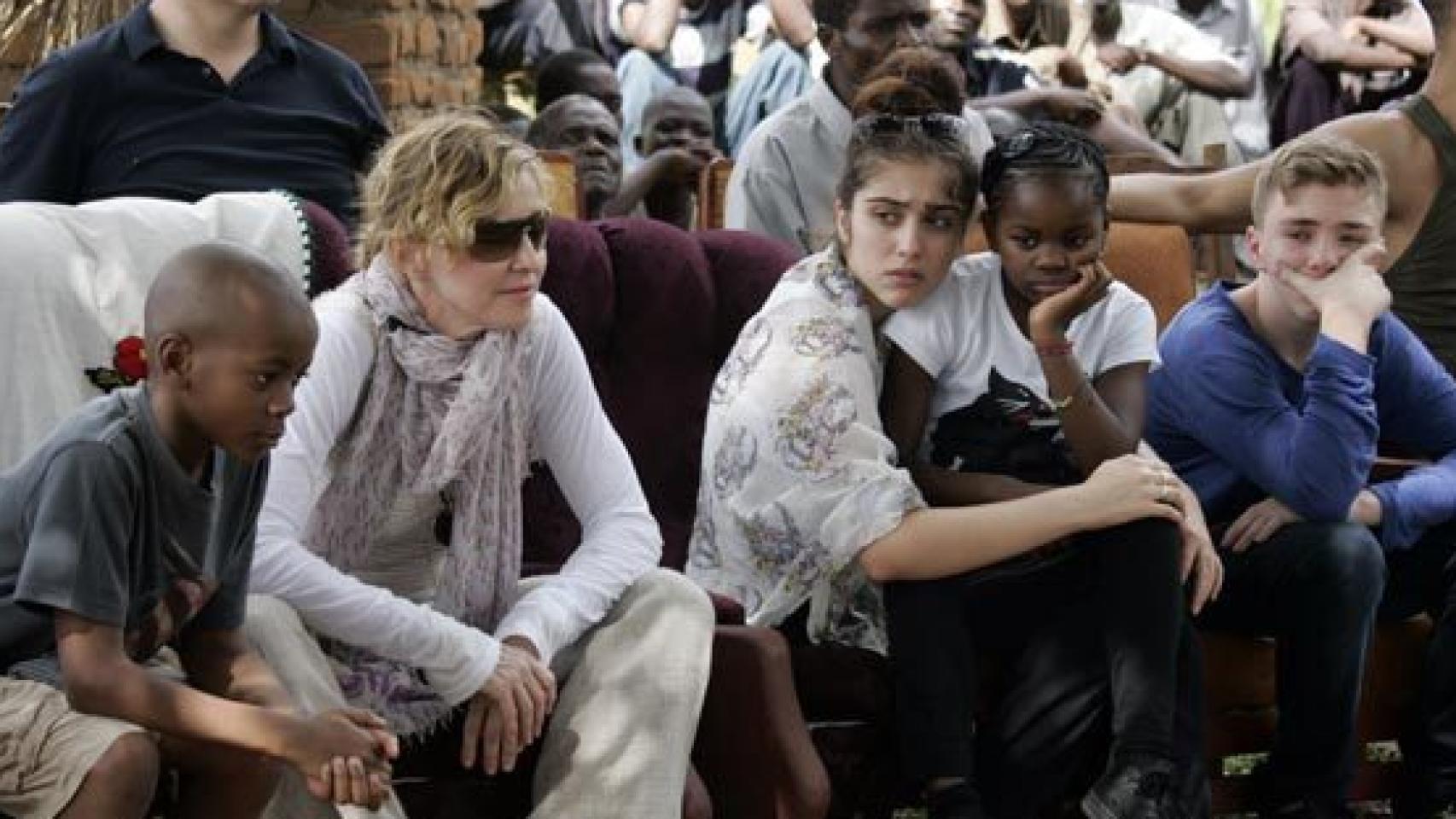 Madonna, en Malawi con algunos de sus hijos: Zahara, su hija adoptiva, y Lourdes María, su hija biológica.