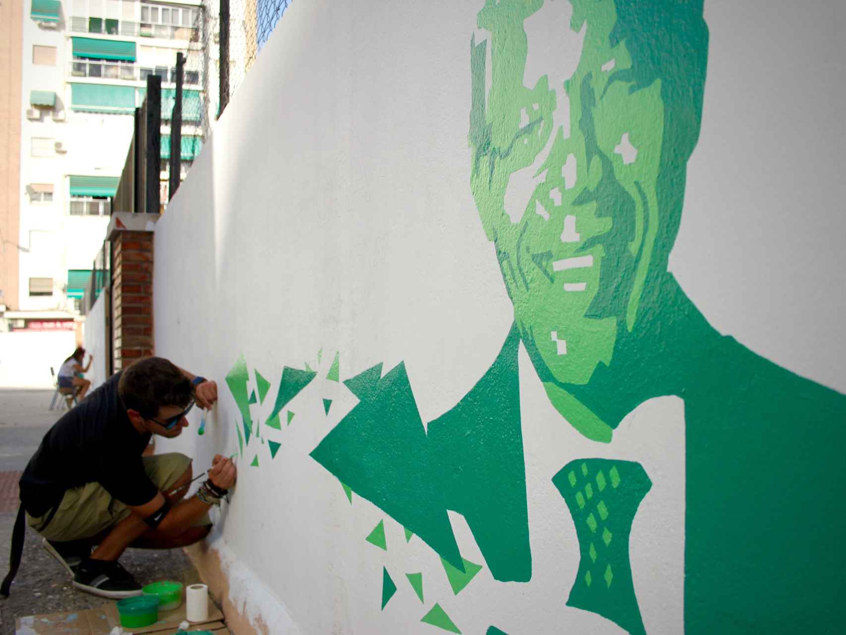 Uno de los implicados en el proyecto pintando a Nelson Mandela.