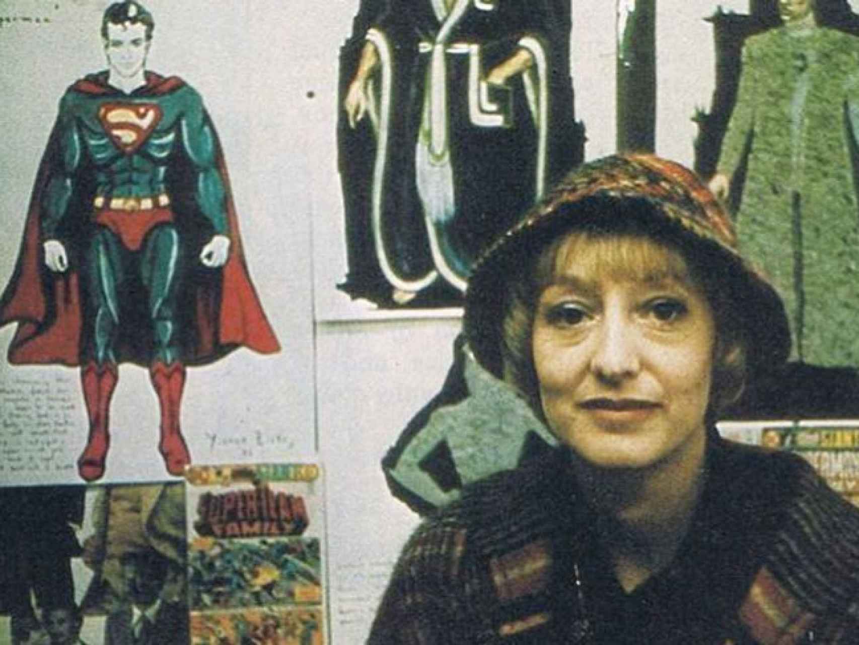 Yvonne Blake, la presidenta de la Academia posa junto a los diseños de Superman.
