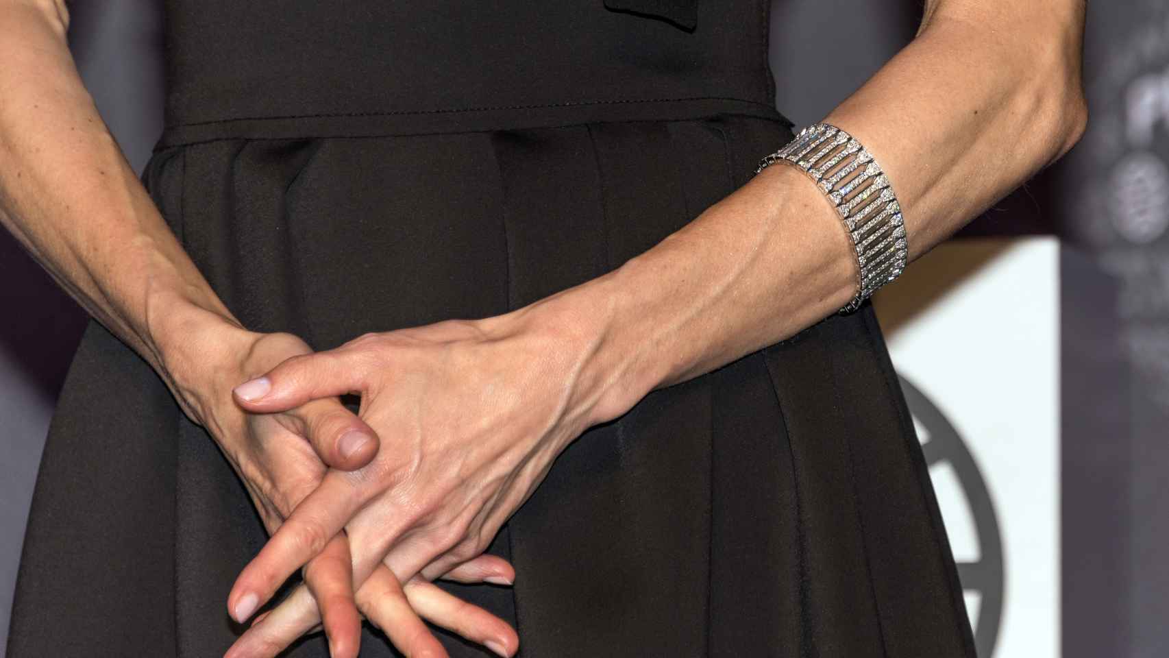 У нее сильные руки. Мужская рука. Красивые мужские руки. Красивые мужские пальцы.