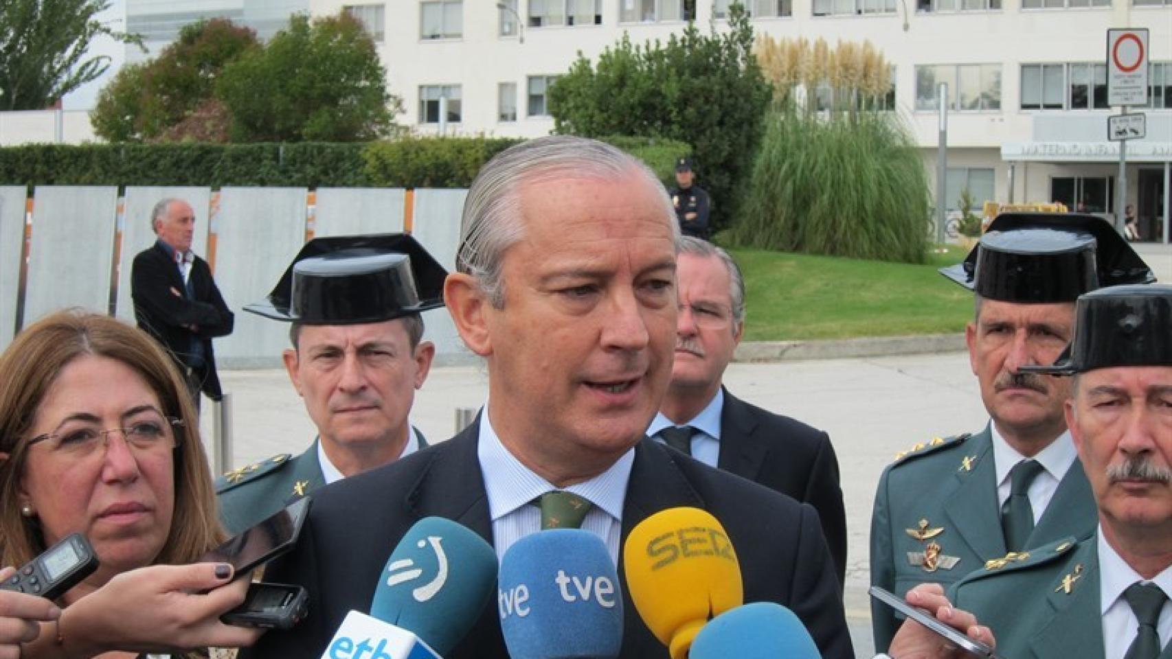 Fernández de Mesa, durante su visita a los agentes heridos.