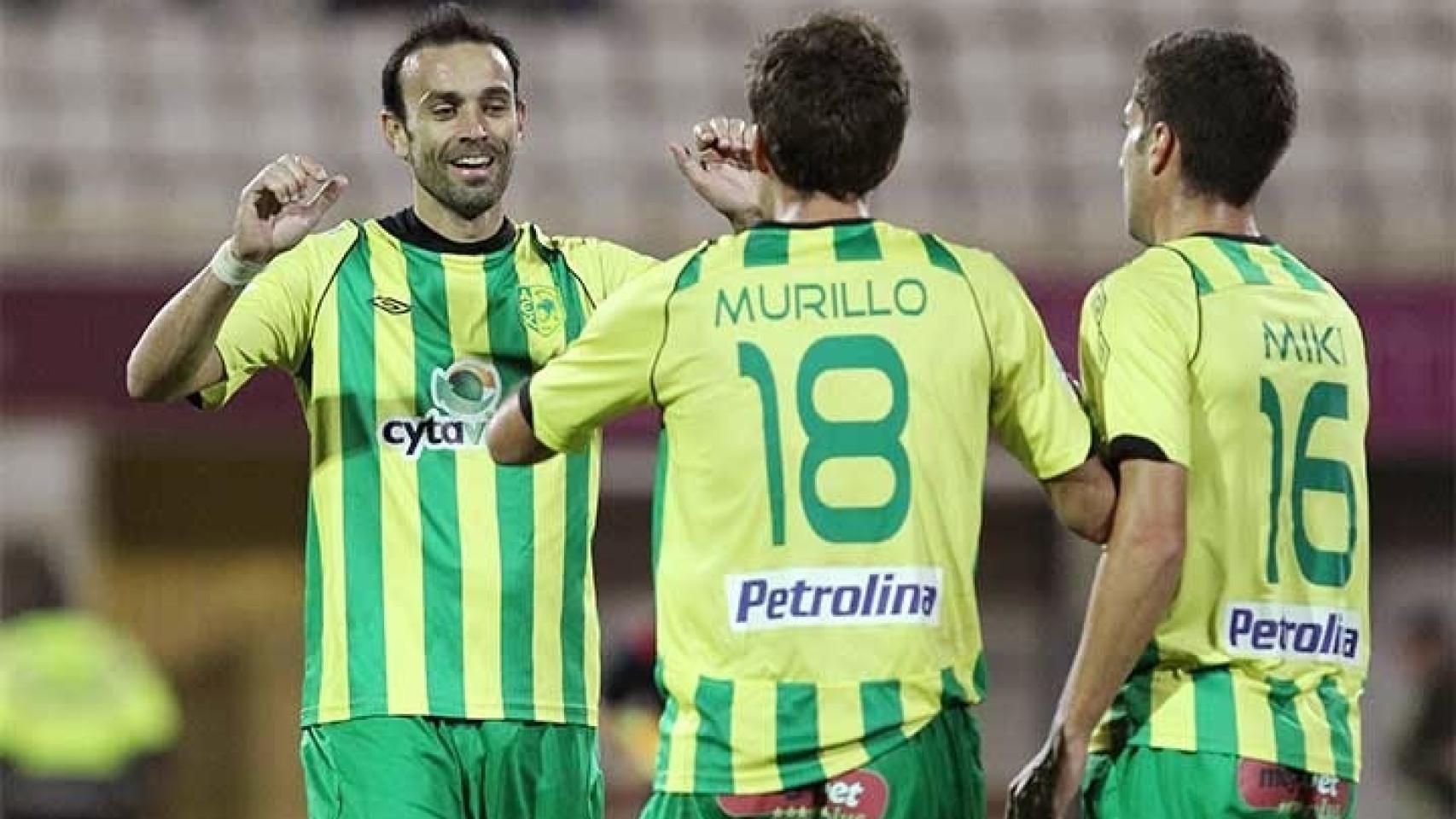 David Catalá, de cara, saluda a Ander Murillo.