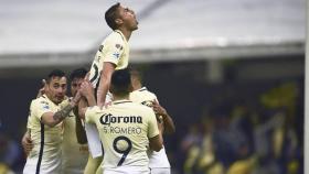 Jugadores del América celebran un gol.